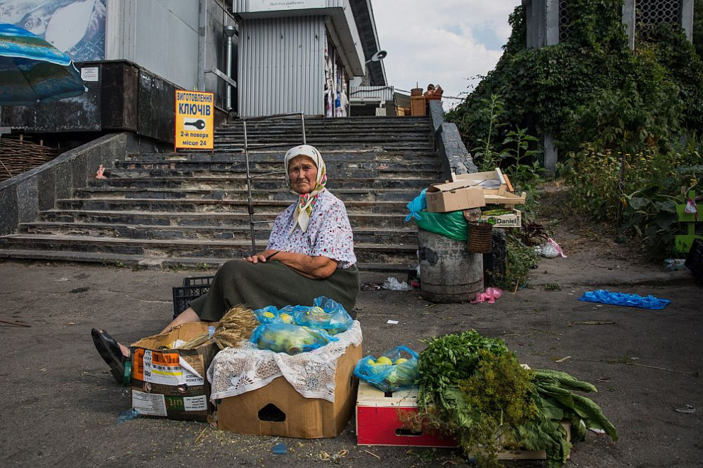 Възрастна жена продава продукцията си на пазар в Украйна. Целта на примирието е да даде възможност на хората да приберат реколтата си