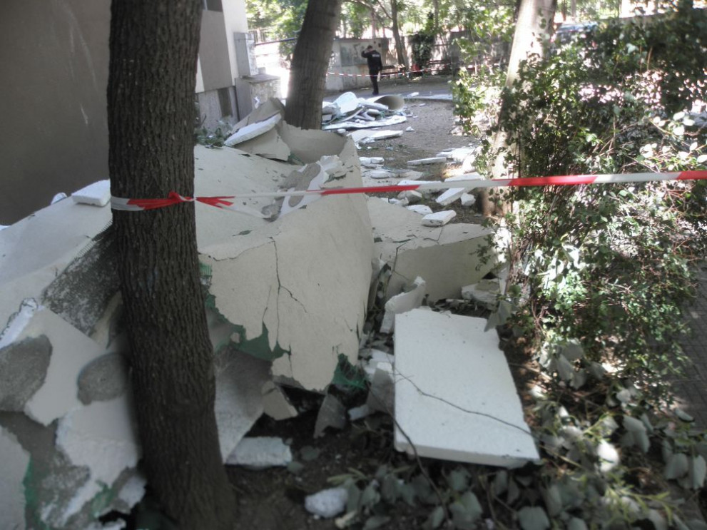  Падна изолацията на саниран блок в Благоевград 