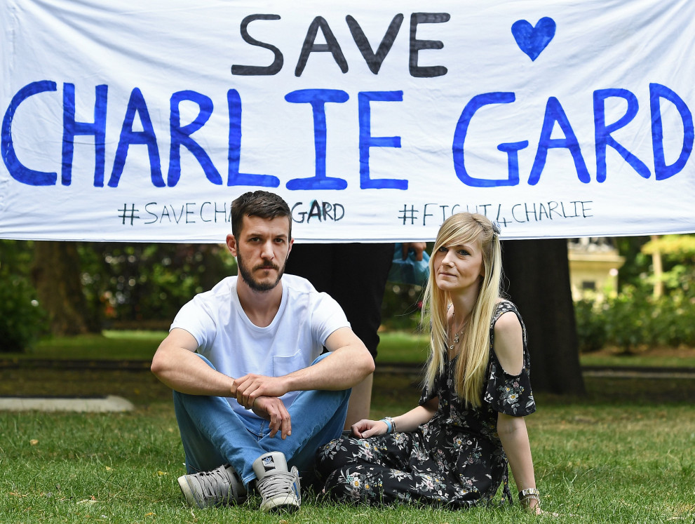  Хиляди хора поддържаха с шумни митинги родителите на Чарли, които се борят за живота на детето си 