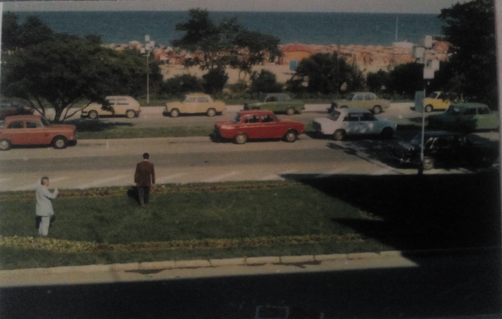 Водещият преговорите Сава Денев (със светлия костюм) се насочва към паркираната пред хотел Интернационал синя „Лада” на похитителите (вдясно на преден план)