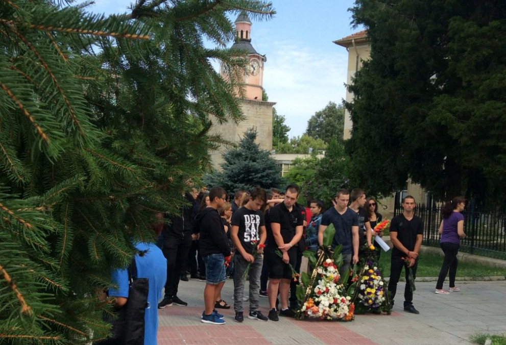 Почернената Бяла се сбогува с 18-годишния Алекс