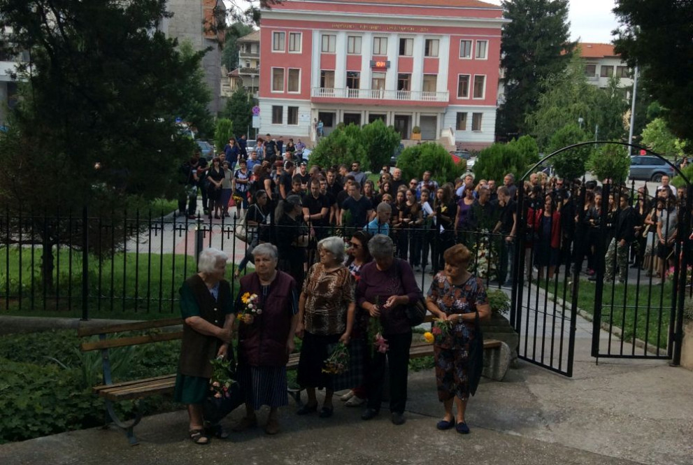 Почернената Бяла се сбогува с 18-годишния Алекс