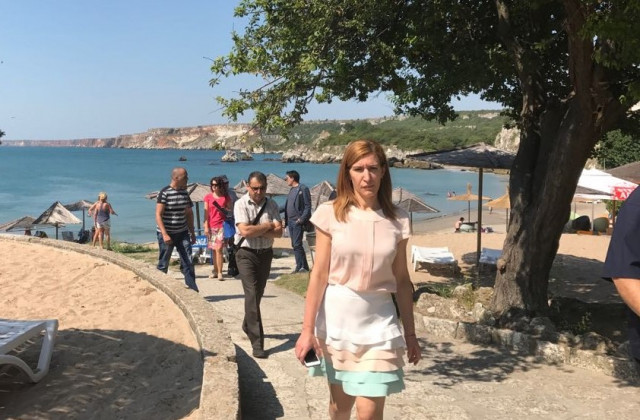 Министър Николина Ангелкова на проверка по плажовете край Русалка