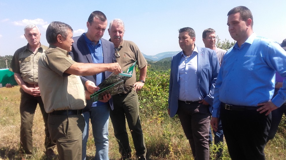 Заместник-министърът на земеделието и храните Атанас Добрев участва в пътуващ семинар с основна тема борбата с корояда по иглолистните гори в Източните Родопи.
