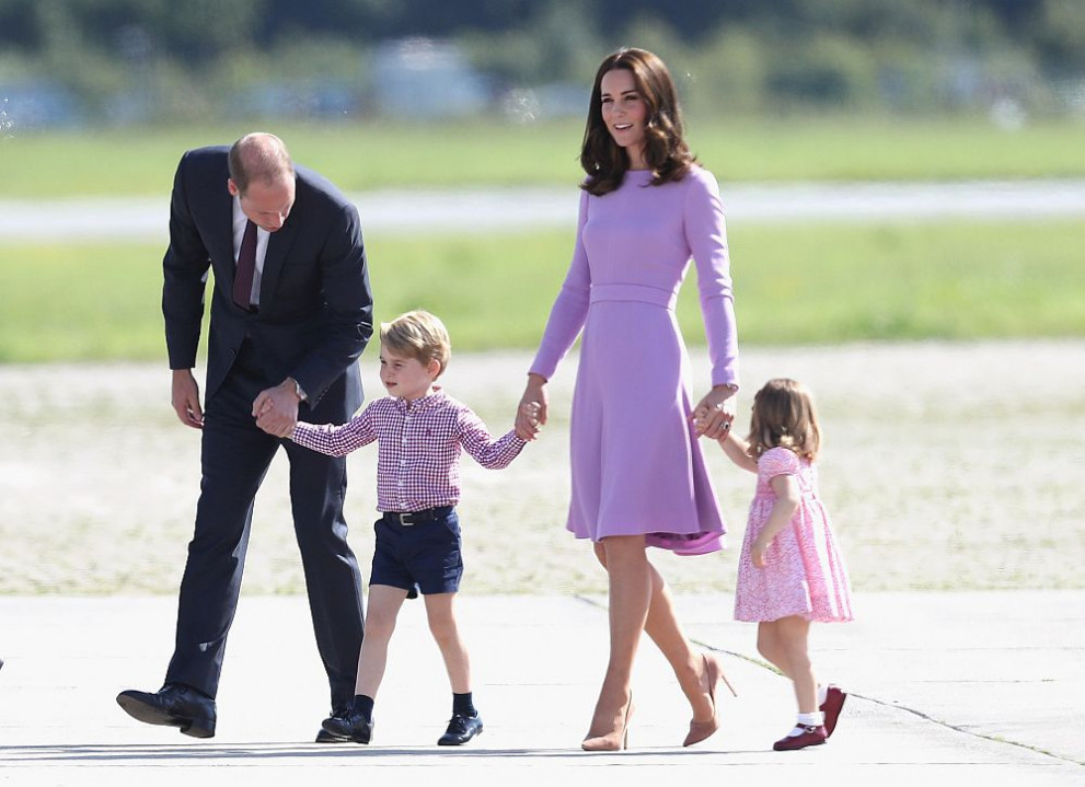  Херцозите на Кеймбридж Уилям и Катрин, както и децата им - принц Джордж и принцеса Шарлот, разгледаха хеликоптери H145 и H135, преди да отлетят към Англия от летището в град Хамбург. Семейството бе на тридневно посещаване в Германия., Хеликоптерите наподобява очароват принц Джордж, до момента в който сестра му Шарлот сякаш не споделя неговия възторг във връзка с машините. 