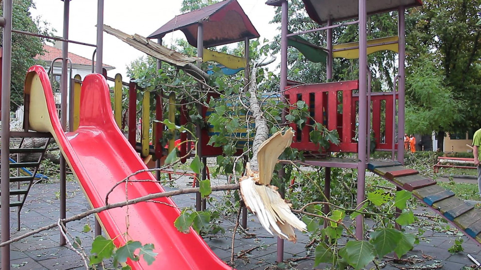  Детски площадки също са потърпевши от бурята 