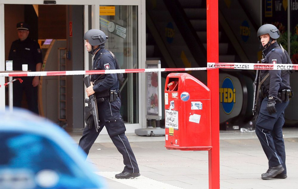 Мъж уби един човек и рани шестима в супермаркет в Германия