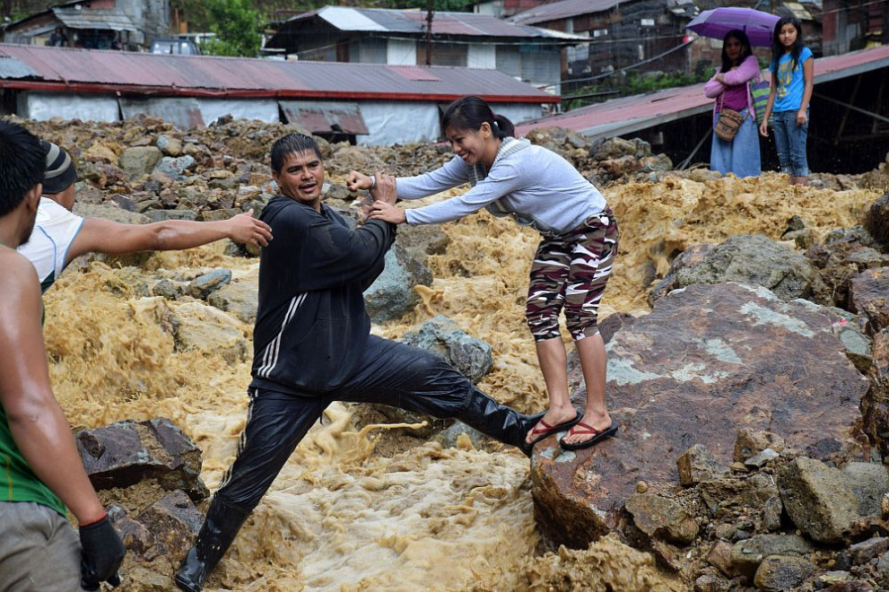  Проливните дъждове, които тайфунът Несат донесе в Тайван, предизвикаха наводнения, а десетки хора пострадаха 