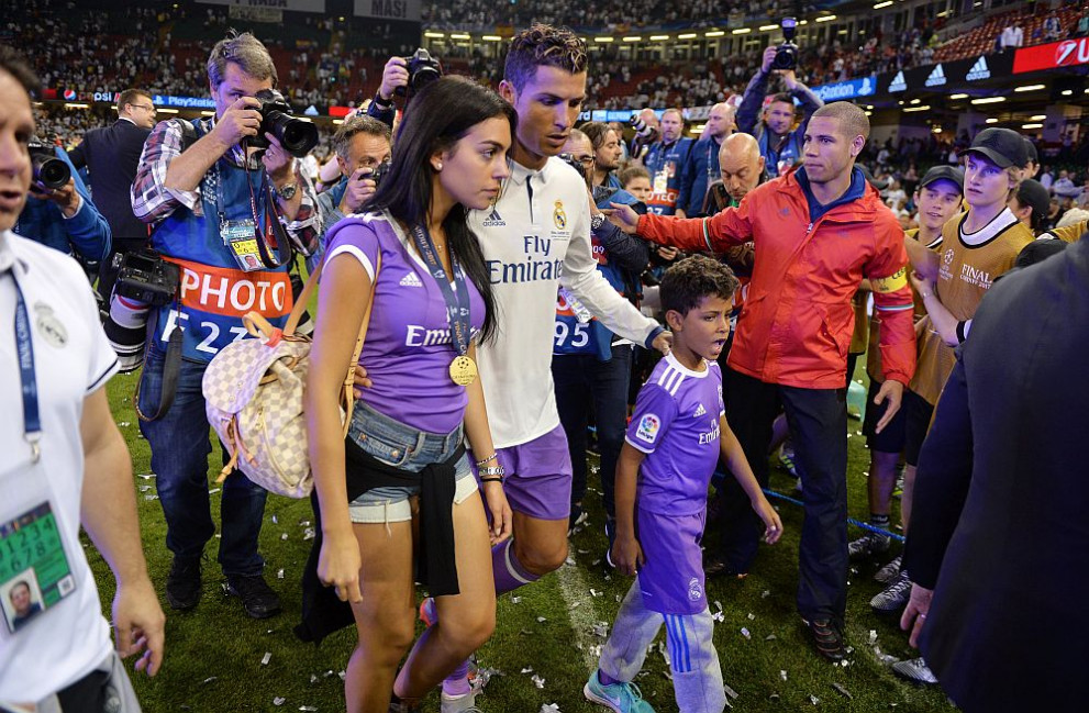 Футболистът Кристиано Роналдо, приятелката му Джорджина Родригес и синът на футболиста Кристиано-младши