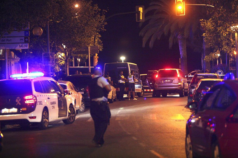 Петима души с автомобил Ауди прегазиха хора в курорта Камбрилс в нощта срещу петък в опит да повторят нападението от Барселона. Полицията ликвидира терористите. 
В атаката в Камбрилс бяха ранени петима граждани и един полицай.