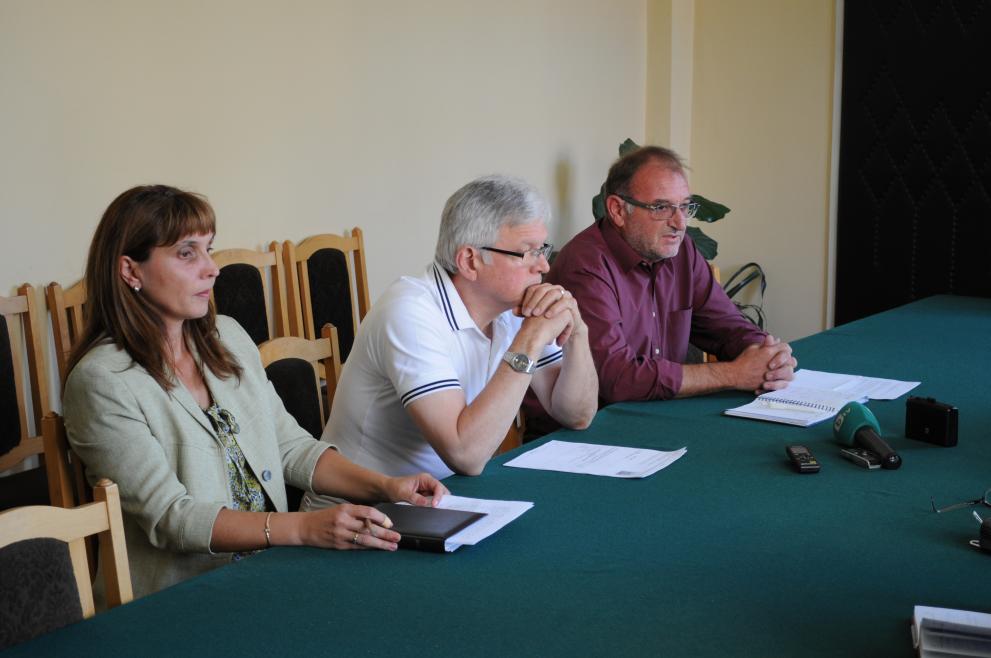 Прокурорите и директорът на ОДМВР-Габрово по време на пресконференция