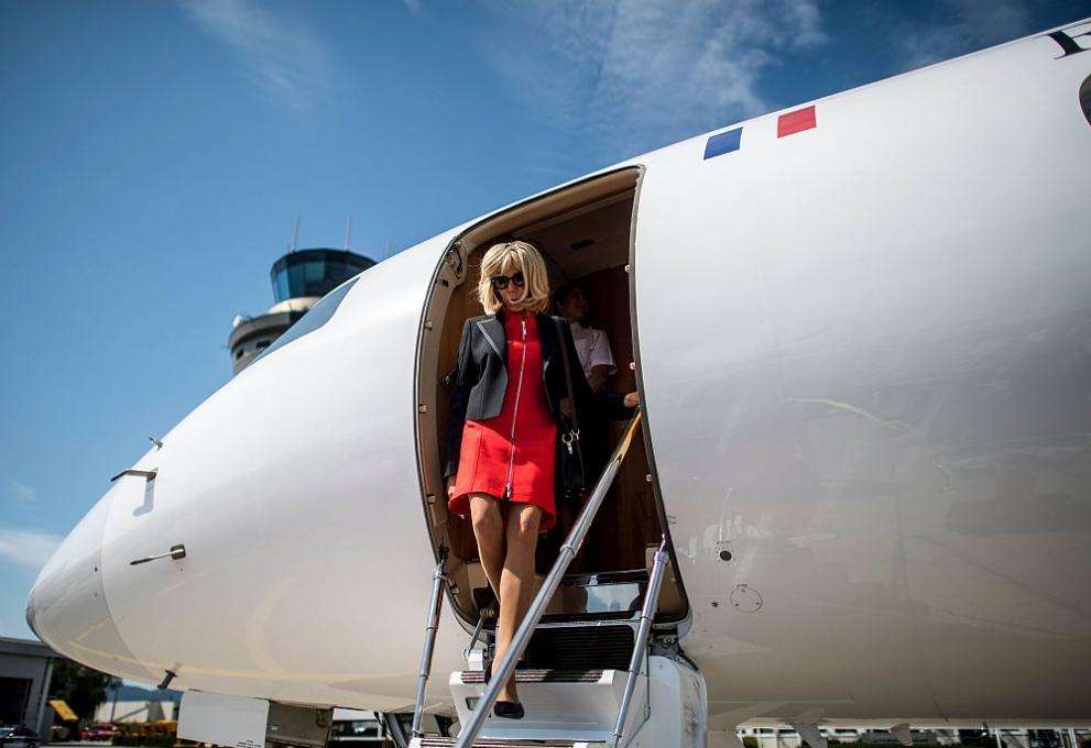  Съпругата на френския президент избира рокли с дължина над коляното 