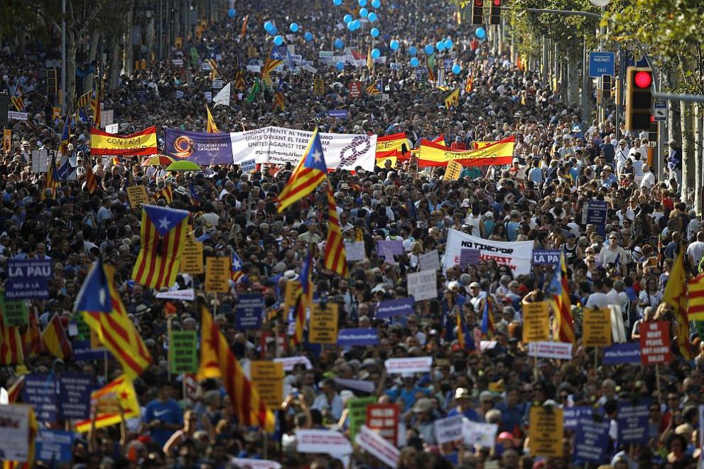 Голямото шествие за отменяне на тероризма се организира в Барселона с присъединяване на испанският крал Фелипе Шести, проведено като реакция на атентатите в Каталуния, при които починаха 15 души, а минимум 126 бяха ранени, съобщи Франс прес., Това е първото присъединяване на испански монарх в проява от възобновяване на монархията през 1975 година. 