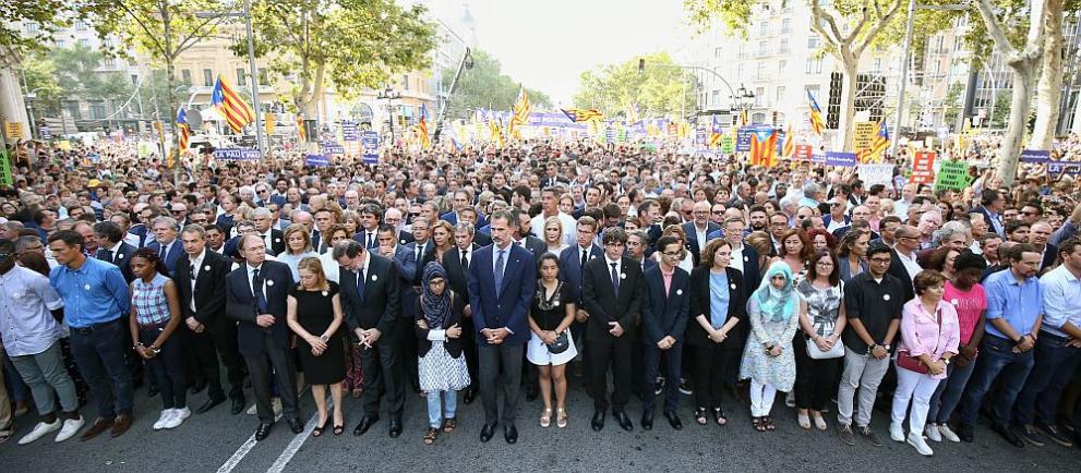  Голямото шествие за отменяне на тероризма се организира в Барселона с присъединяване на испанският крал Фелипе Шести, проведено като реакция на атентатите в Каталуния, при които починаха 15 души, а минимум 126 бяха ранени, съобщи Франс прес., Това е първото присъединяване на испански монарх в проява от възобновяване на монархията през 1975 година. 