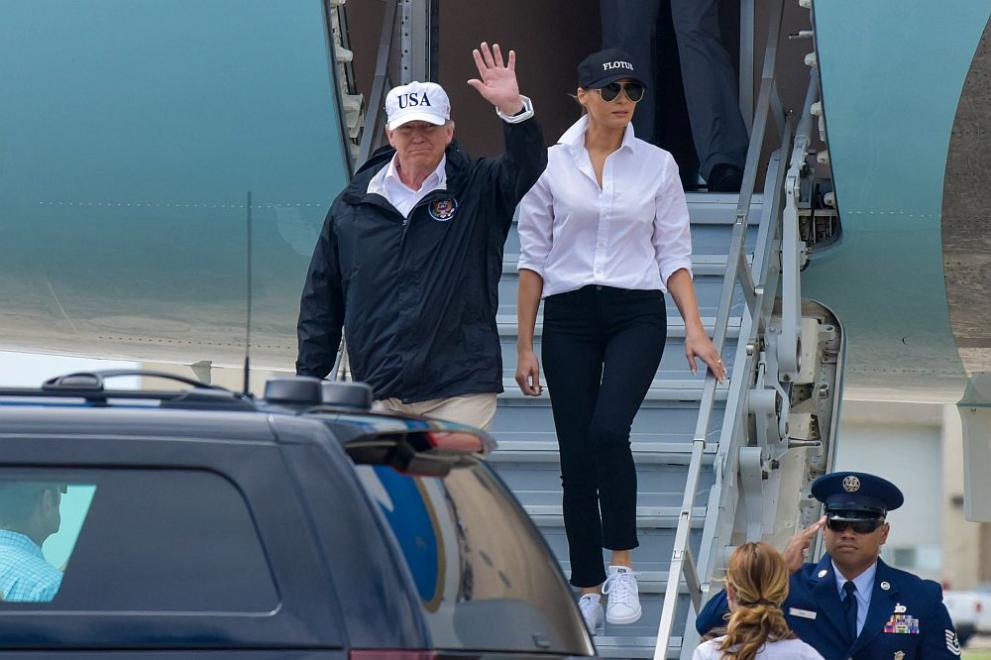 Президентът на САЩ Доналд Тръмп и съпругата му Мелания пристигнаха в Корпъс Кристи, Тексас. Щатът е ударен от най-мощната буря от десетилетия.