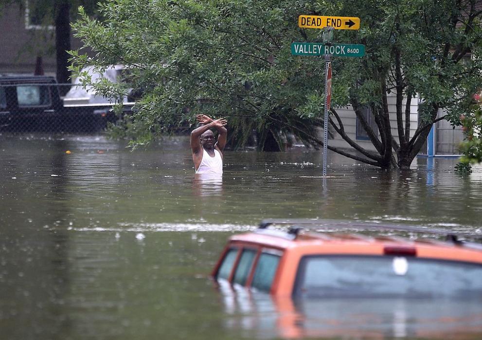  Бурята Харви удари крайбрежието на Тексас като вихър от четвърта степен и по-късно отслабна до стихия, която провокира наводнения в Хюстън 