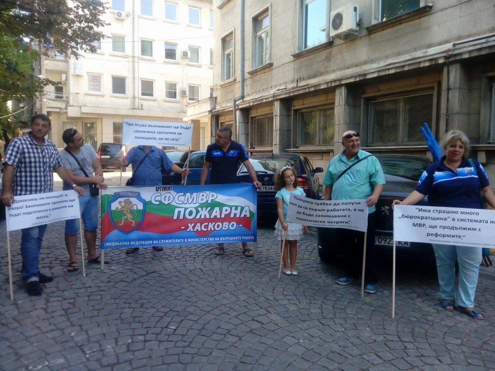  Десетки служители на реда излязоха на митинг в Пловдив 