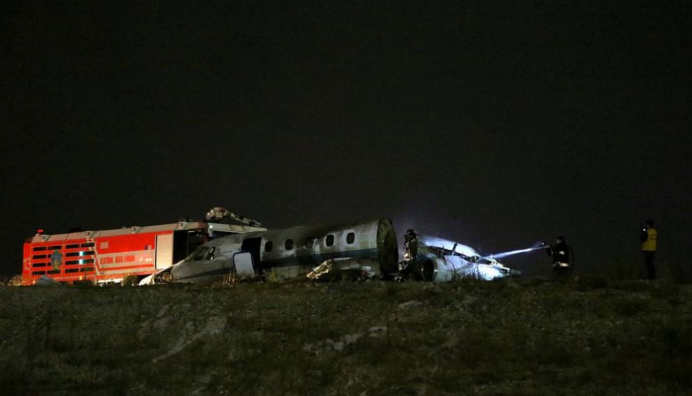Малък частен самолет излезе от пистата и се подпали на летище Ататюрк в Истанбул