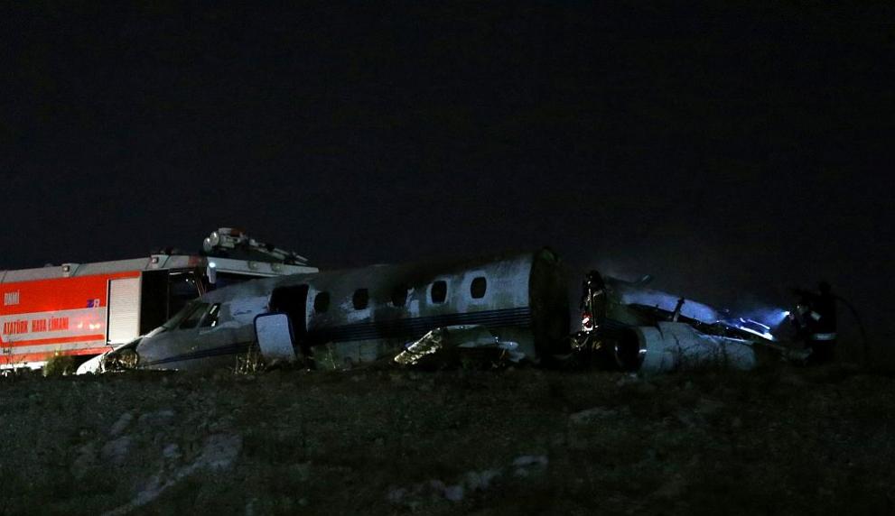  Малък частен аероплан излезе от пистата и се подпали на летище Ататюрк в Истанбул 