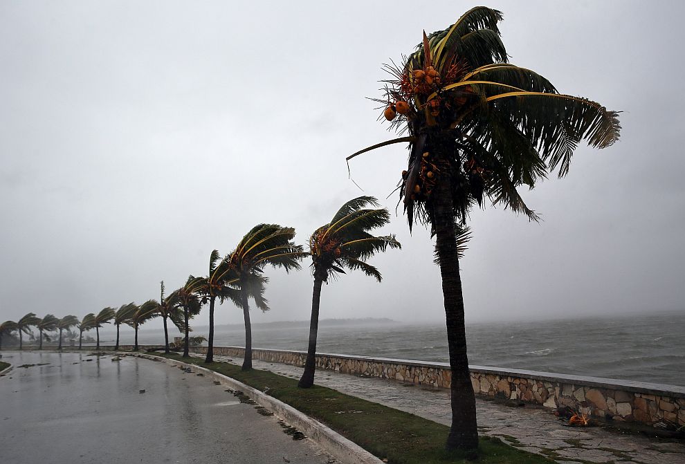Чудовищните урагани Харви, Ирма, Мария, Хосе и Лий, които минаха над Атлантическия океан, допринесоха за онова, което изглежда е най-активният период за големи бури