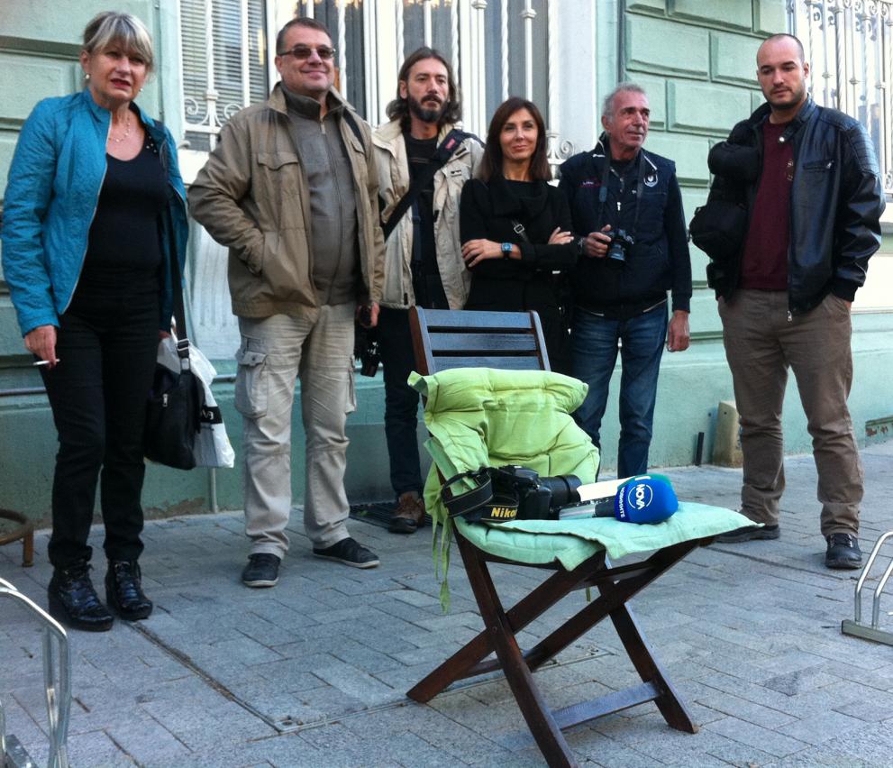 Варненски журналисти протестираха с празен стол пред Областна управа