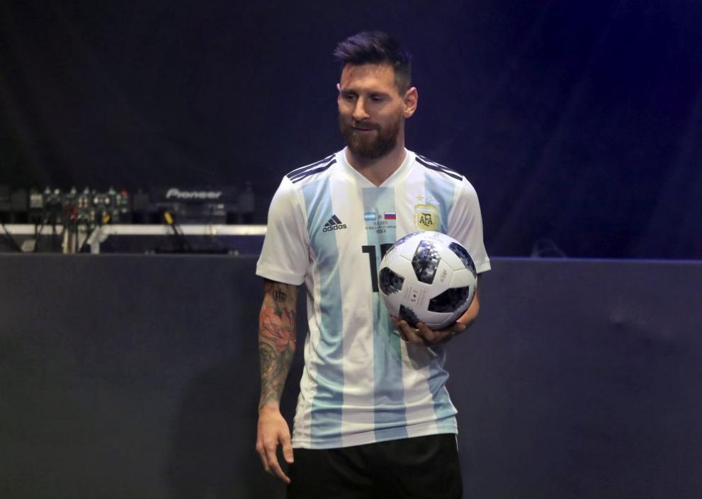 Лео Меси с официалната топка на Световното първенство по футбол в Русия