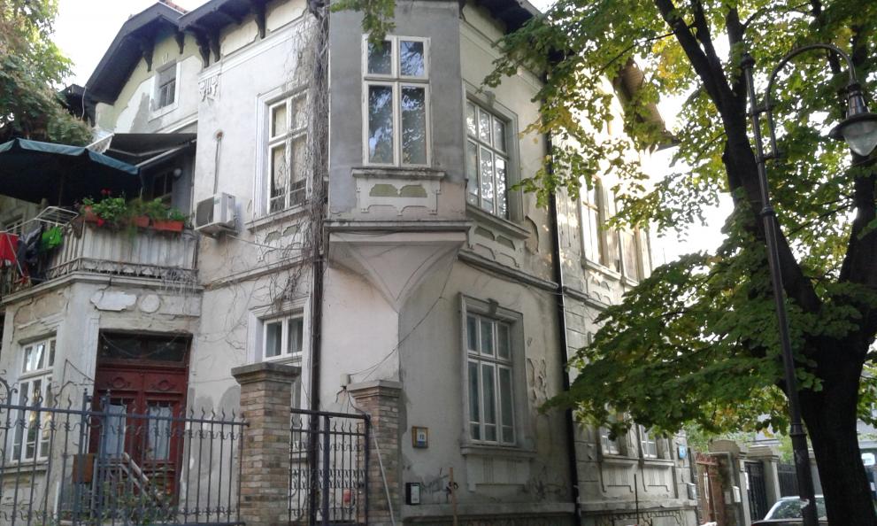 Къщата паметник на ул. Братя Шкорпил 10, която трябва да бъде аварийно укрепена и ремонтирана
