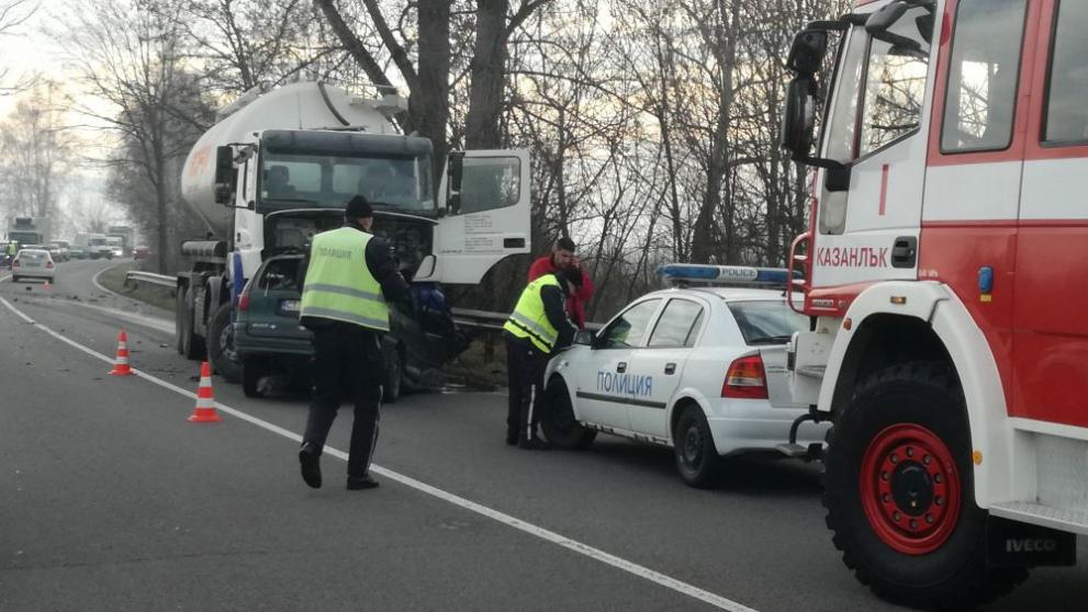 Водач на лек автомобил загина след челен удар с камион