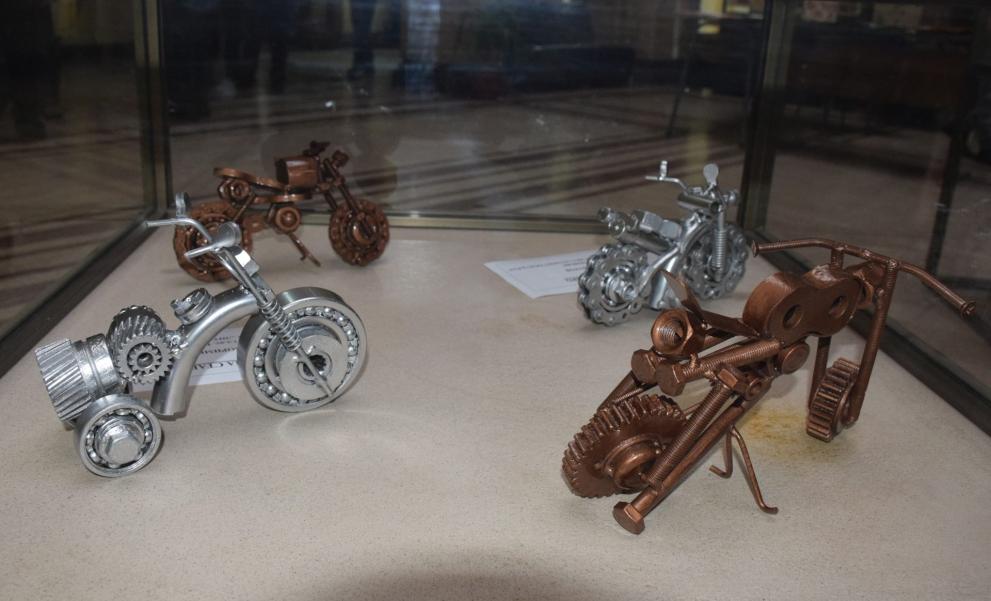Студенти създадоха скулптури от стари автомобилни части