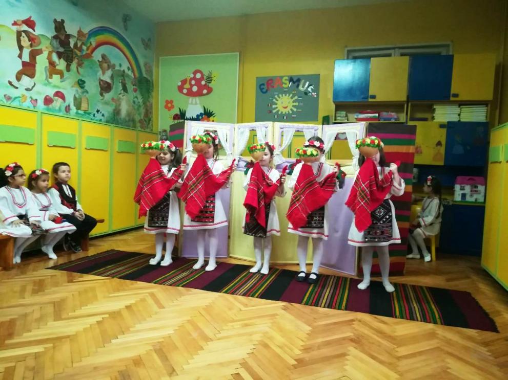 Децата зарадваха своите гости с фолклорна програма.