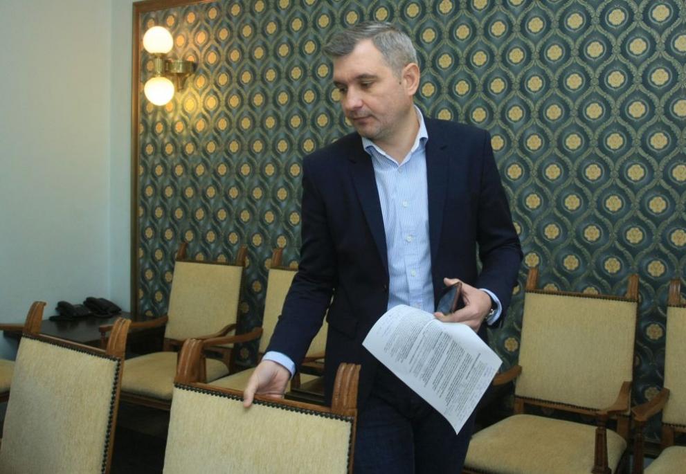 Председателят на СОС Елен Герджиков (на снимката) помоли всички общински съветници да съберат пари, за да платят глобата на гл. арх. Здравко Здравков (на втората снимка)
