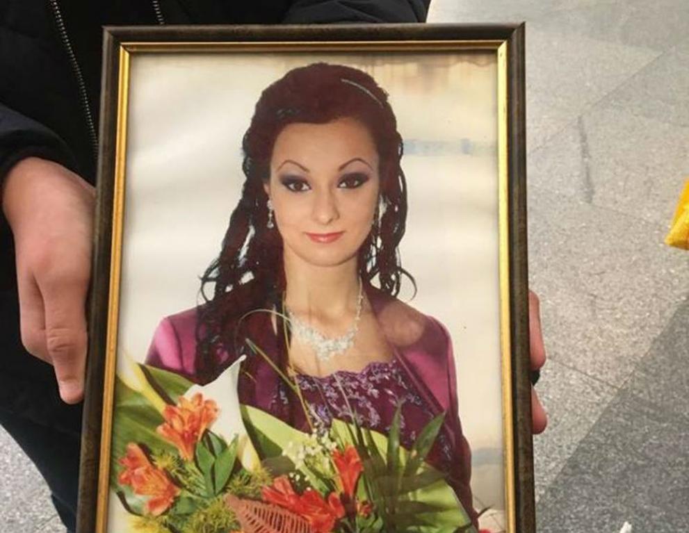 В съдебна зала днес близка на починалата жена държеше снимката й.