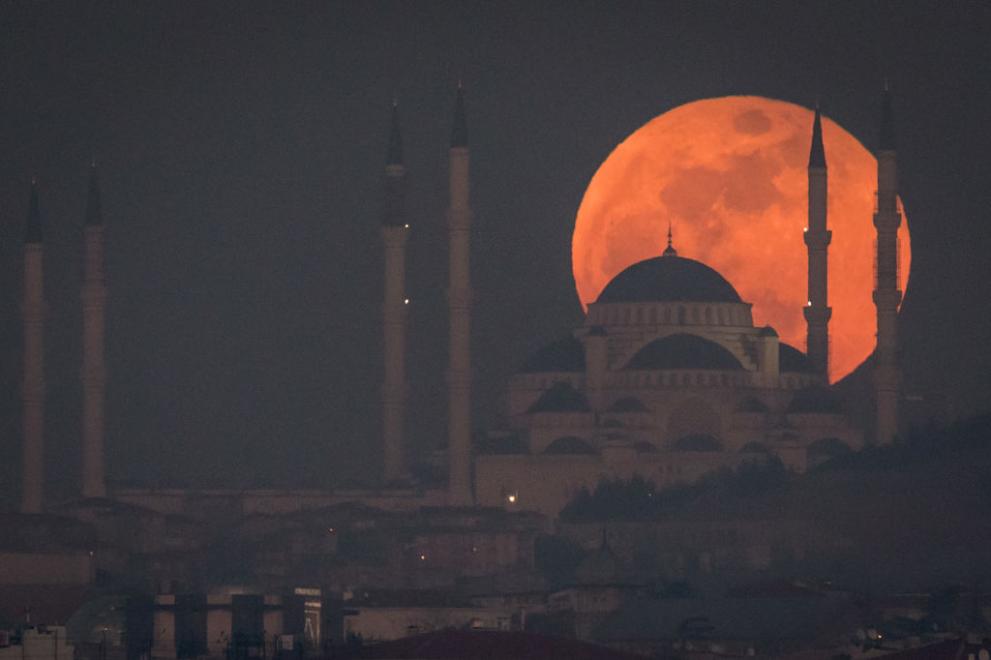 Изключително рядко заради размера на спътника ни лунно затъмнение осигури впечатляващ спектакъл на много места по света