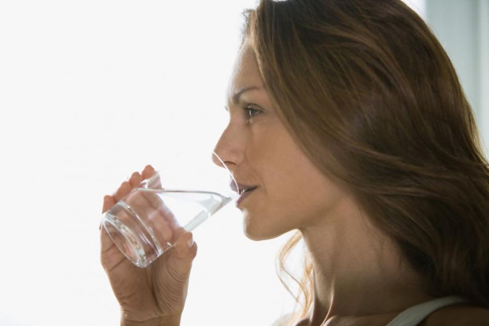 вода пиене жена