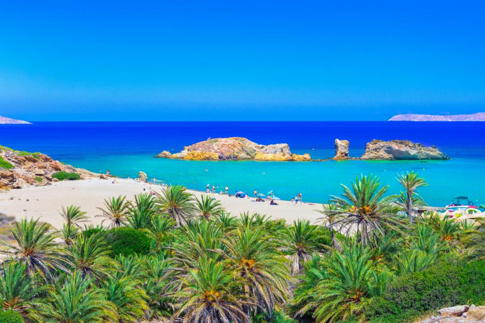Крит, Гърция Крит е най-големият остров на Гърция и най-южната точка на Европа. Известен е също като острова на Минотавъра от митологията. По-голямата част от острова е планинска, а 6 от върховете надвишават 2000 метра височина. Сред планинския пейзаж се крият много живописни долини и дефилета, като най-известна е Самария. Скалистите брегове и безкрайни пясъци съставят плажната ивица на острова.