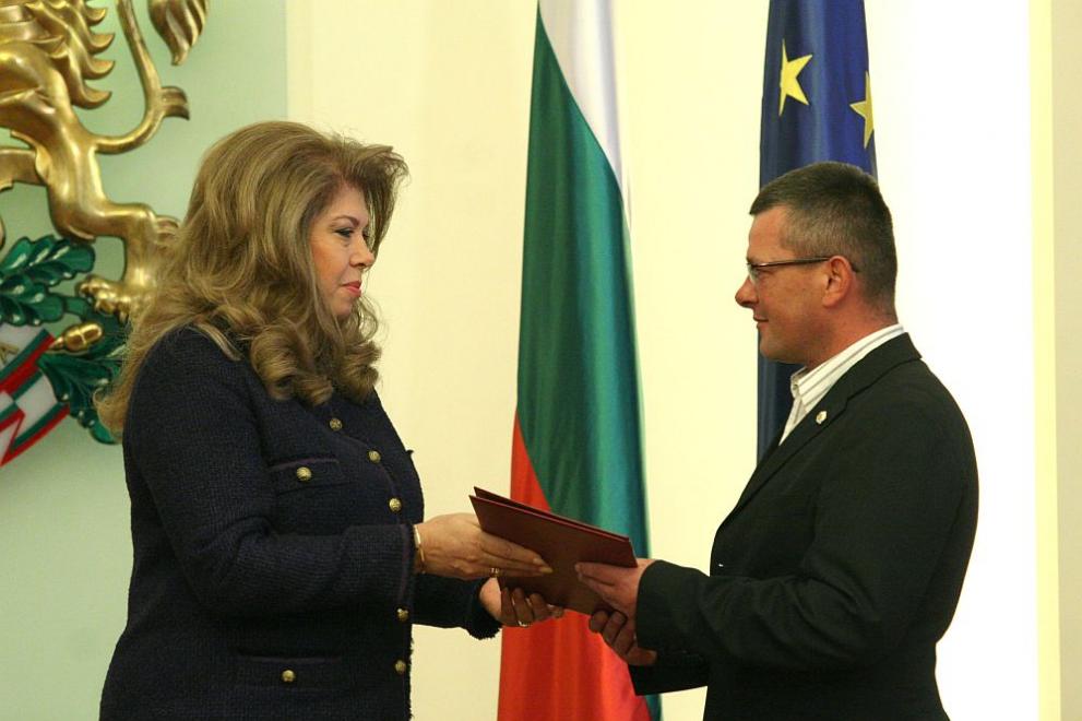  Вицепрезидентът Илияна Йотова връчи документи за българско поданство на един от спасителите при злополуката в река Лим 
