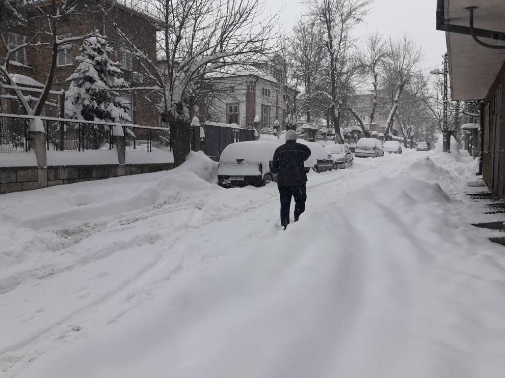 Новата 25-сантиметрова покривка, която падналият през нощта сняг натрупа на територията на цялата община и продължаващият снеговалеж, създават затруднения на фирмите, които са изкарали по улиците и пътищата всички машини, пригодени за снегопочистване.