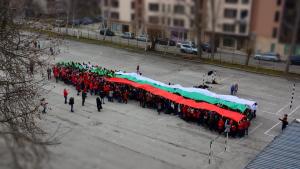 Варненски гимназисти правят жив трикольор с телата си