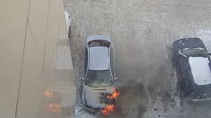 Кола изгоря на паркинг до районно кметство във Варна