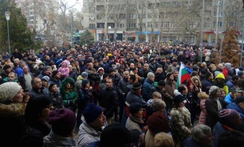 В Пловдив стотици защитиха медика