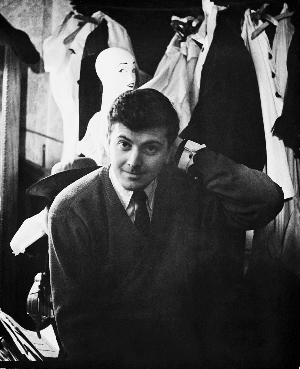 Юбер дьо Живанши в студиото си в Париж през 1955 година 