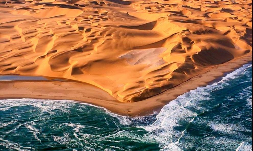 Където пустинята Намиб среща океана, Намиб е пустиня, ситуирана в дълга тясна линия по Атлантическото крайбрежие на Южна Африка. Образувана от Бенгелското Атлантическо течение. Само тук можете да видите тази зрелищна панорама, където кехлибарено-жълтите дюни граничат с ръба на тъмносиния океан. Студените води се плискат против пясъците и основават един халюцинационен пейзаж, който се простира на стотици километри. 