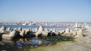 Отпадъци във водата край Морска гара във Варна