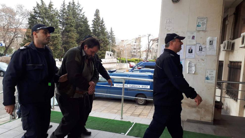 48-годишният Андон Христов бе доведен днес, окован с белезници, в Съдебната палата.