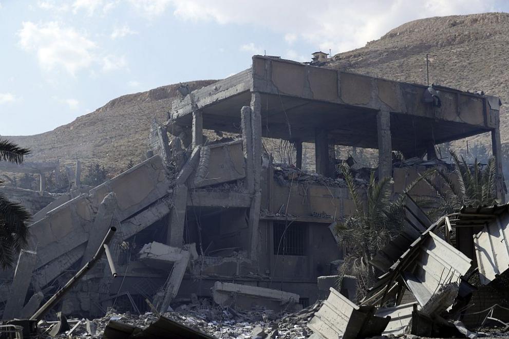 При въздушните удари по обекти, смятани за част от сирийската програма за химически оръжия, е  изследователски център в околностите на столицата Дамаск