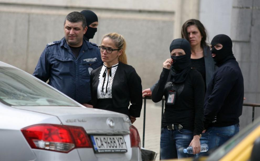 Арестуваха зрелищно кметицата на столичния район „Младост” Десислава Иванчева в центъра на София