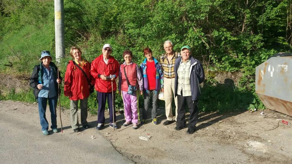 Туристи- ветерани почистиха пътя Богослов- хижа Осогово