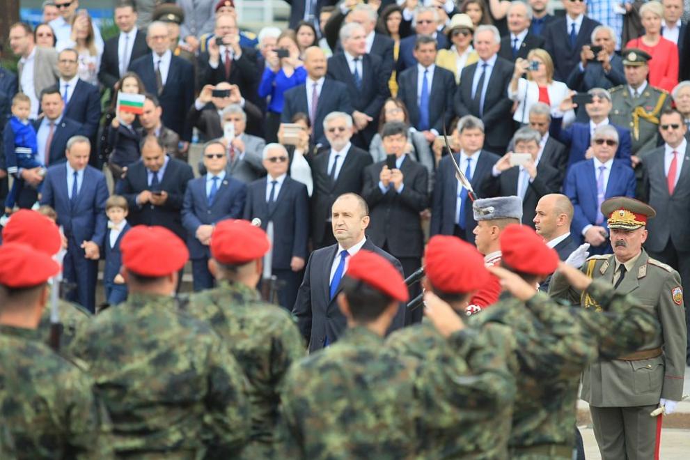  Президентът Румен Раден на военния церемониал за 6 май 