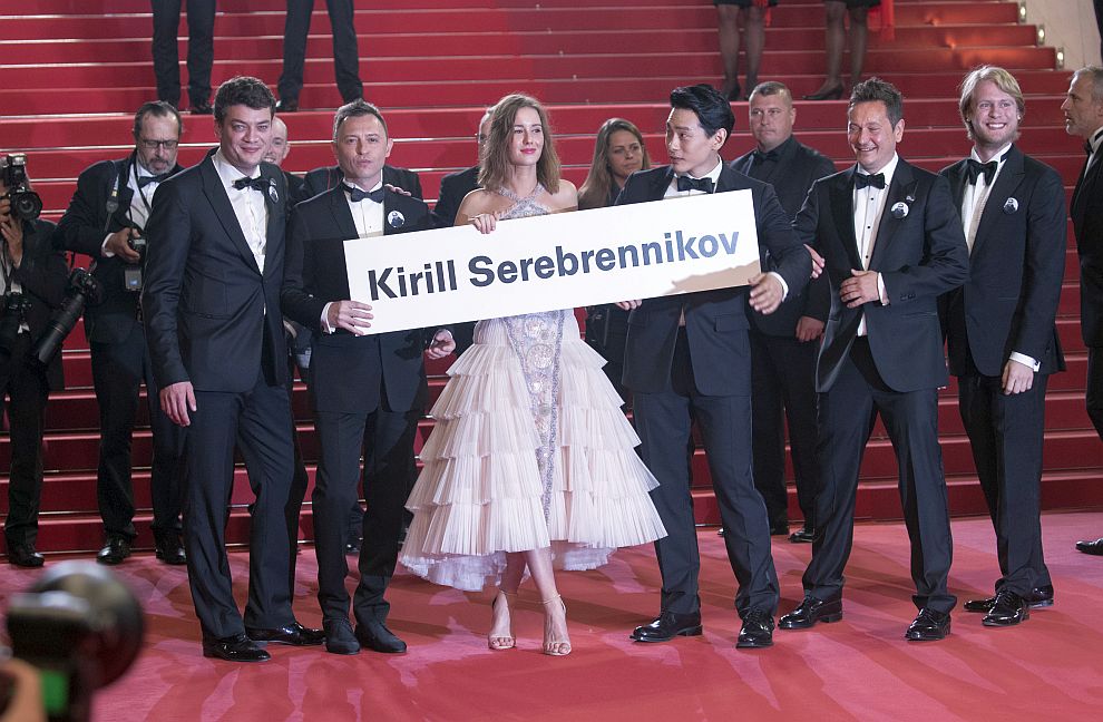 Кирил Серебренников не присъстваше на премиерата, тъй като е поставен под домашен арест за присвояване на бюджетни средства