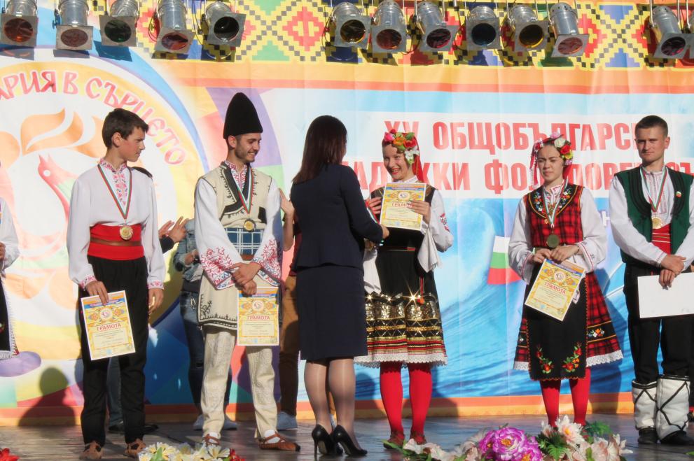 Украинка и българин бяха избрани за "Мис и мистър фолклор" на събора в Каварна